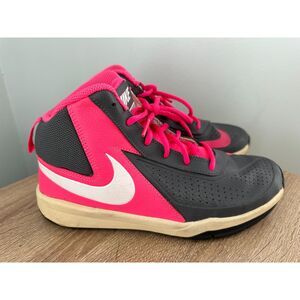 Nike Team Hustle D 7 GS Dark Grey Hyper Pink Kids Basketball Shoes size 6.5Y